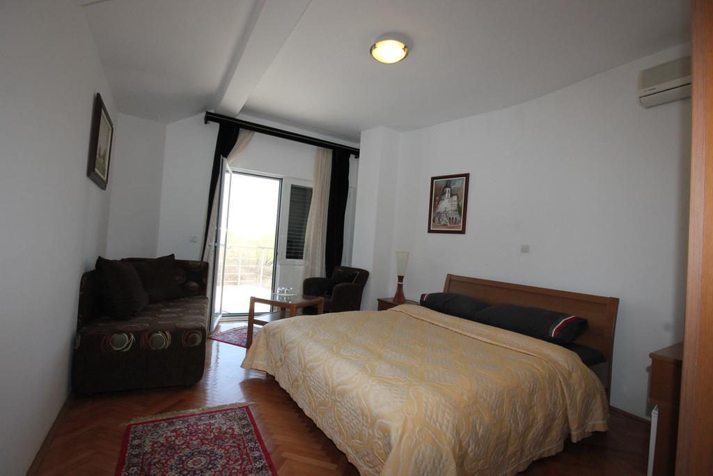 Apartment Biba Virpazar Bilik gambar